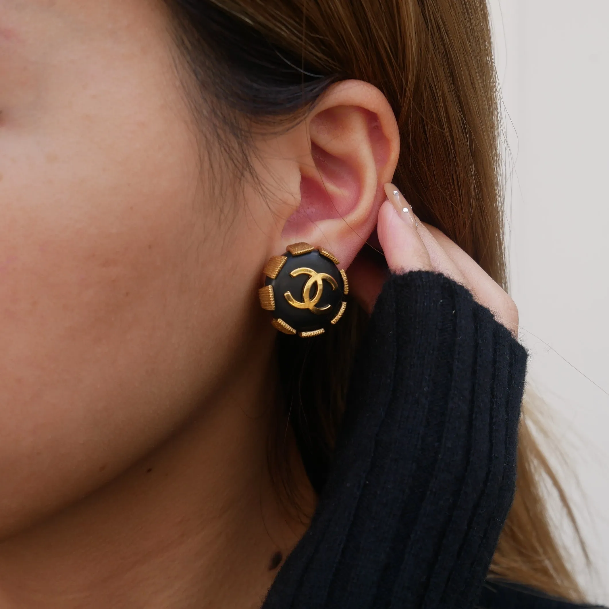 CHANEL 1994 Black & Gold Earrings Clip-On 81913